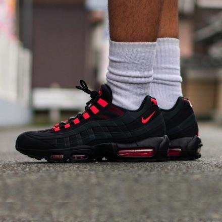 国内販売中】ナイキ エアマックス 95 ブラック/レーザー クリムゾン